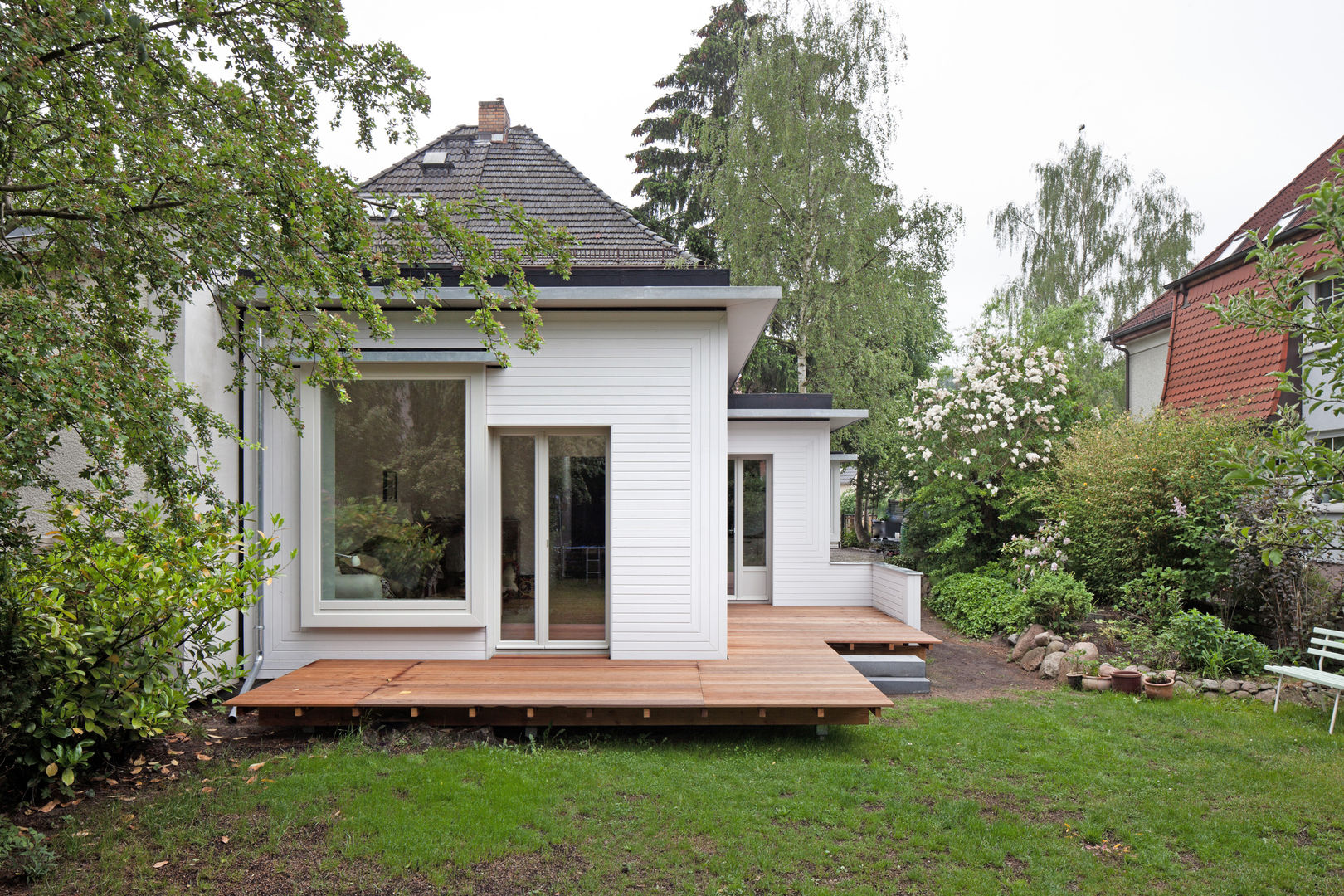 kleinOud brandt+simon architekten Moderne Häuser Holz Holznachbildung Erweiterung,Fassade,Doppelhaushälfte,Holzrahmenbau,Zellulose,Berlin,Garten,Anbau,Fensterkästen,Fenstertüren,Terrasse,energieeffizient