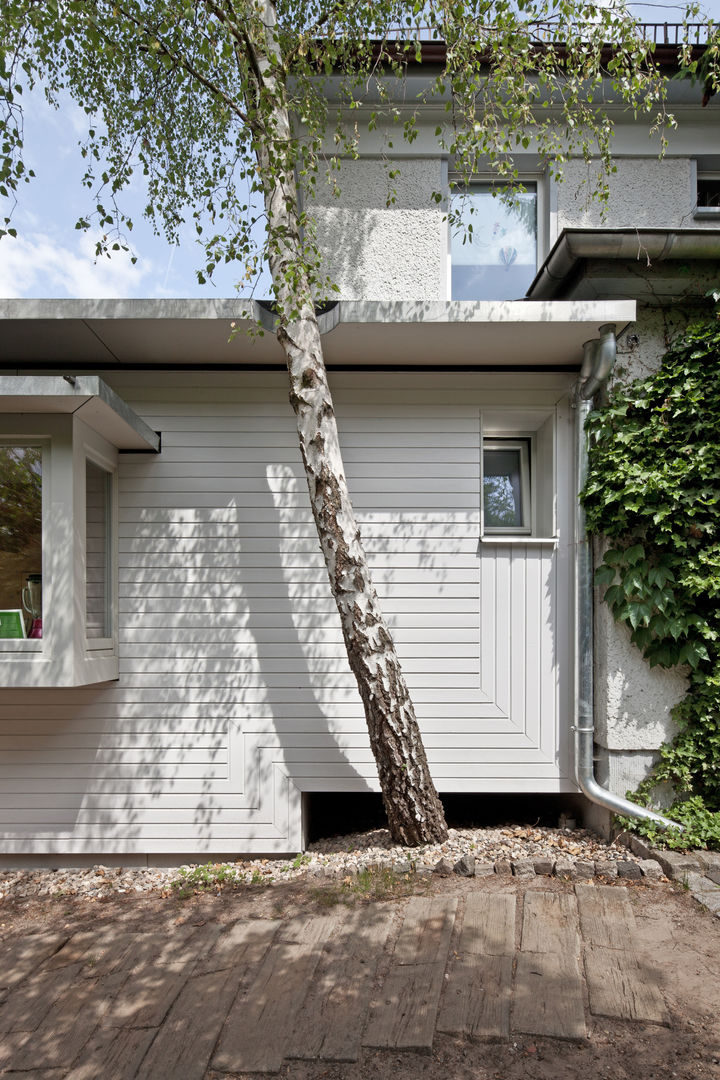 facade brandt+simon architekten Modern houses Wood Wood effect semi-detached house,expansion,Berlin,white,garden,attachment,wood facade,extension,wooden house,flat roof