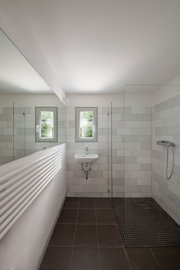 WC brandt+simon architekten Moderne Badezimmer Fliesen Erweiterung,Fassade,Doppelhaushälfte,Holzrahmenbau,Zellulose,Berlin,Garten,Anbau,Fensterkästen,Fenstertüren,Terrasse,energieeffizient