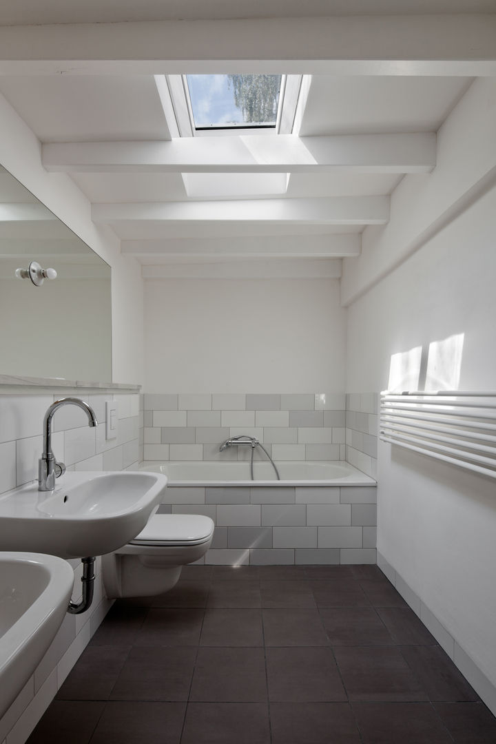 bathroom brandt+simon architekten 천창 타일 semi-detached house,Berlin,extension,roof-top window,skylights,bathroom lighting,bathroom,tiles