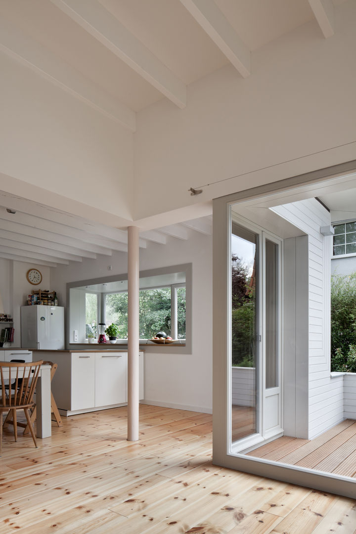 kitchen brandt+simon architekten Кухня open space kitchen,semi-detached house,Berlin,expansion,attachment,wood facade,white,bay window,extension,wooden house