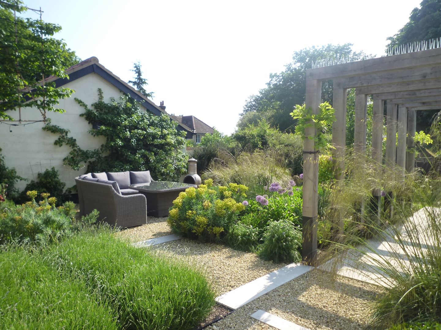 Rundle House Aralia Jardins rústicos Madeira Acabamento em madeira Country Estate,Country Manor,Garden Design,Rustic Garden Design,Rustic,Rustic Design,English Country Garden,country garden,landscape architect,landscape architecture,pergola,purple,outdoor seating