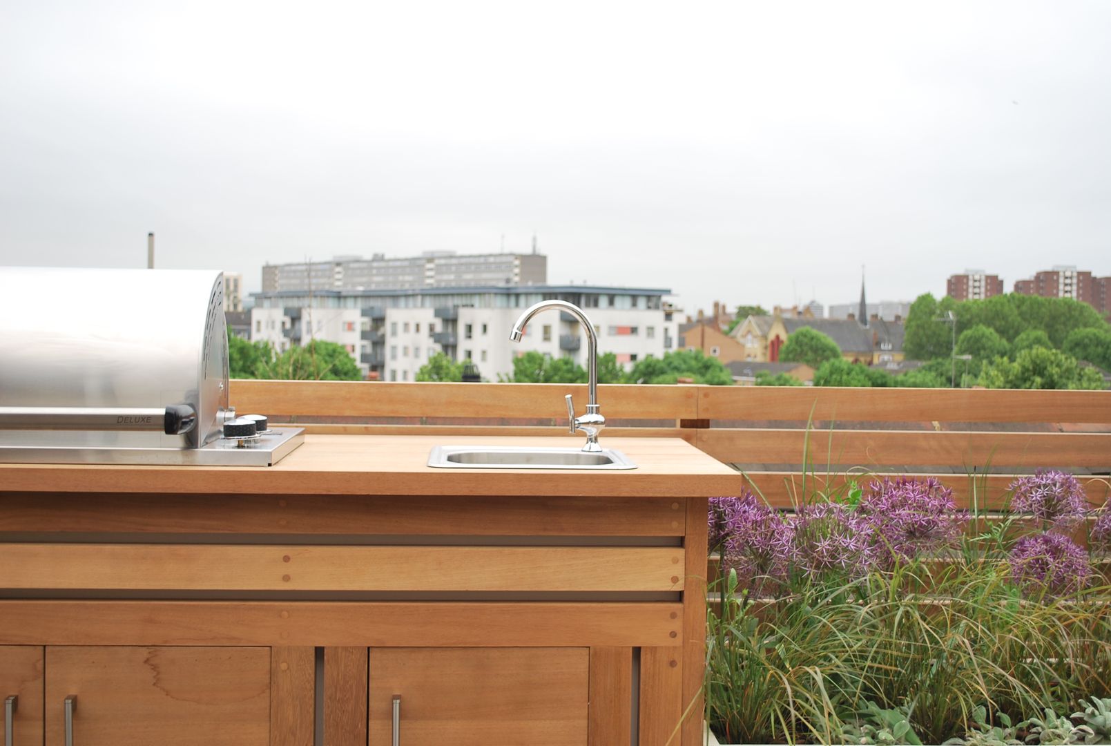 Searles Road Aralia 모던스타일 정원 우드 우드 그레인 roof terrace,london roof terrace,contemporary roof terrace,rooftop garden,balcony,london rooftop garden,contemporary roof terrace,contemporary garden design,contemporary design,design,outdoor BBQ,outdoor kitchen,outdoor sofa