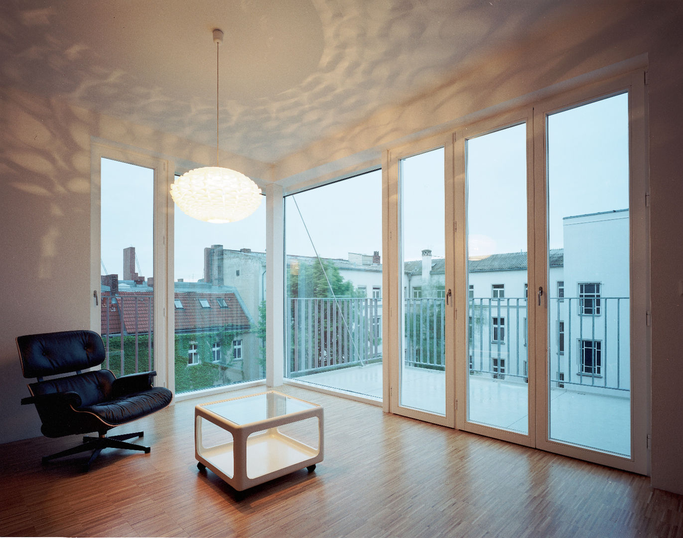 living room brandt+simon architekten Modern Living Room Berlin,balcony,façade,monument protection,kitchen,window,roof-top window,attic expansion