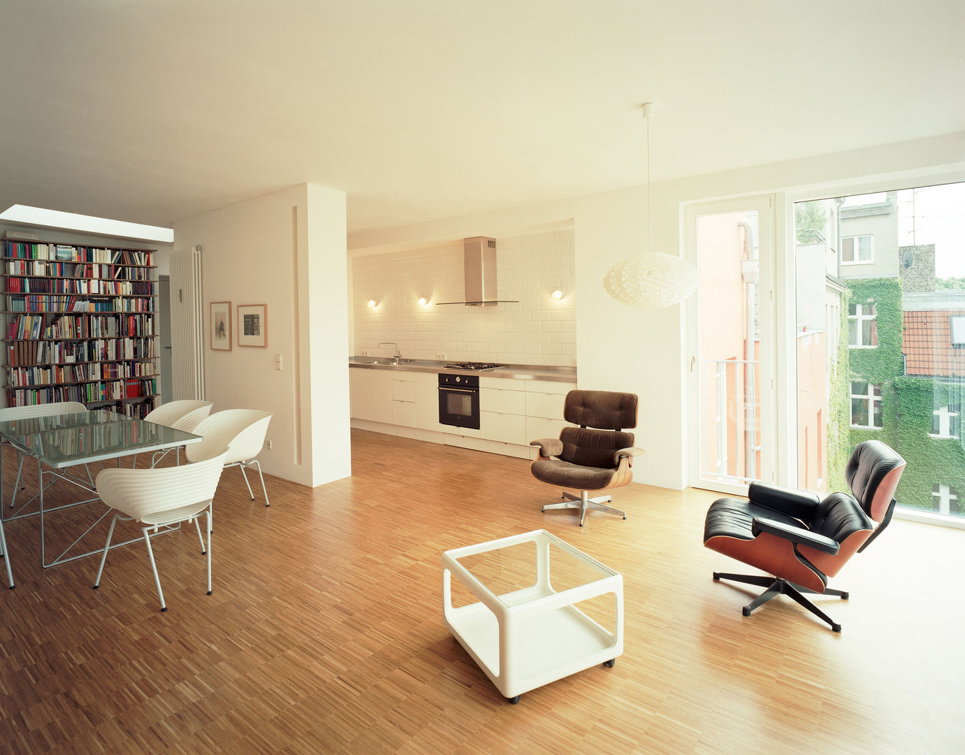 kitchen, living + dining room brandt+simon architekten Modern Living Room Berlin,balcony,façade,monument protection,kitchen,window,roof-top window,attic expansion