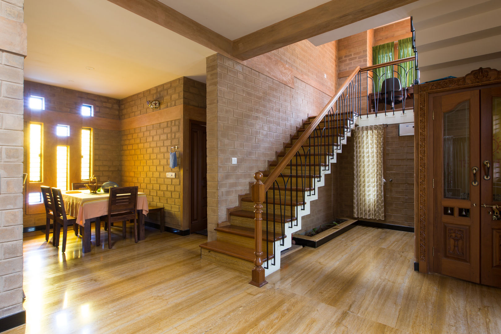 Bhaskara's House, A3 Ateliê Academia de Arquitectura A3 Ateliê Academia de Arquitectura Asian style corridor, hallway & stairs