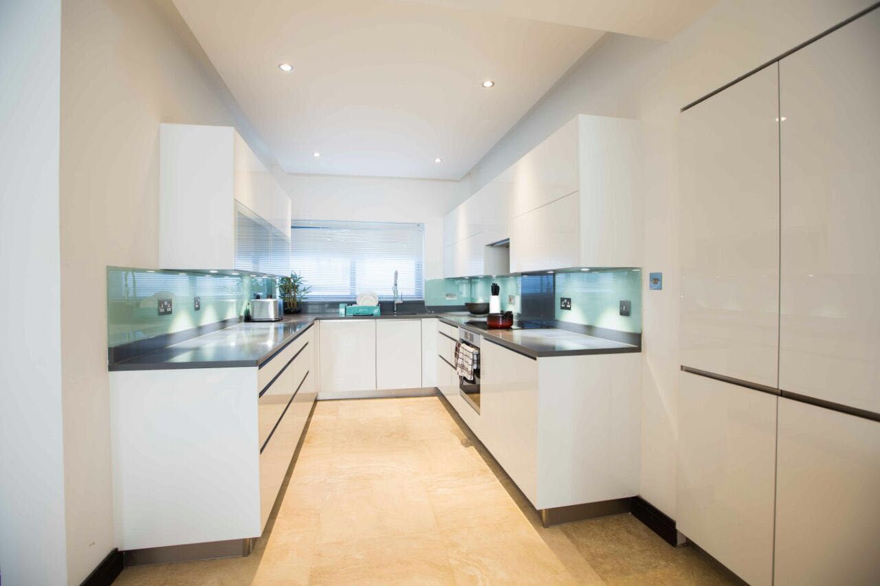 ​White gloss U shape kitchen designed by Schmidt Barnet, project in Ghana, Africa. Schmidt Kitchens Barnet Nhà bếp phong cách hiện đại MDF ​White gloss U shape kitchen designed by Schmidt Barnet,project in Ghana,Africa.