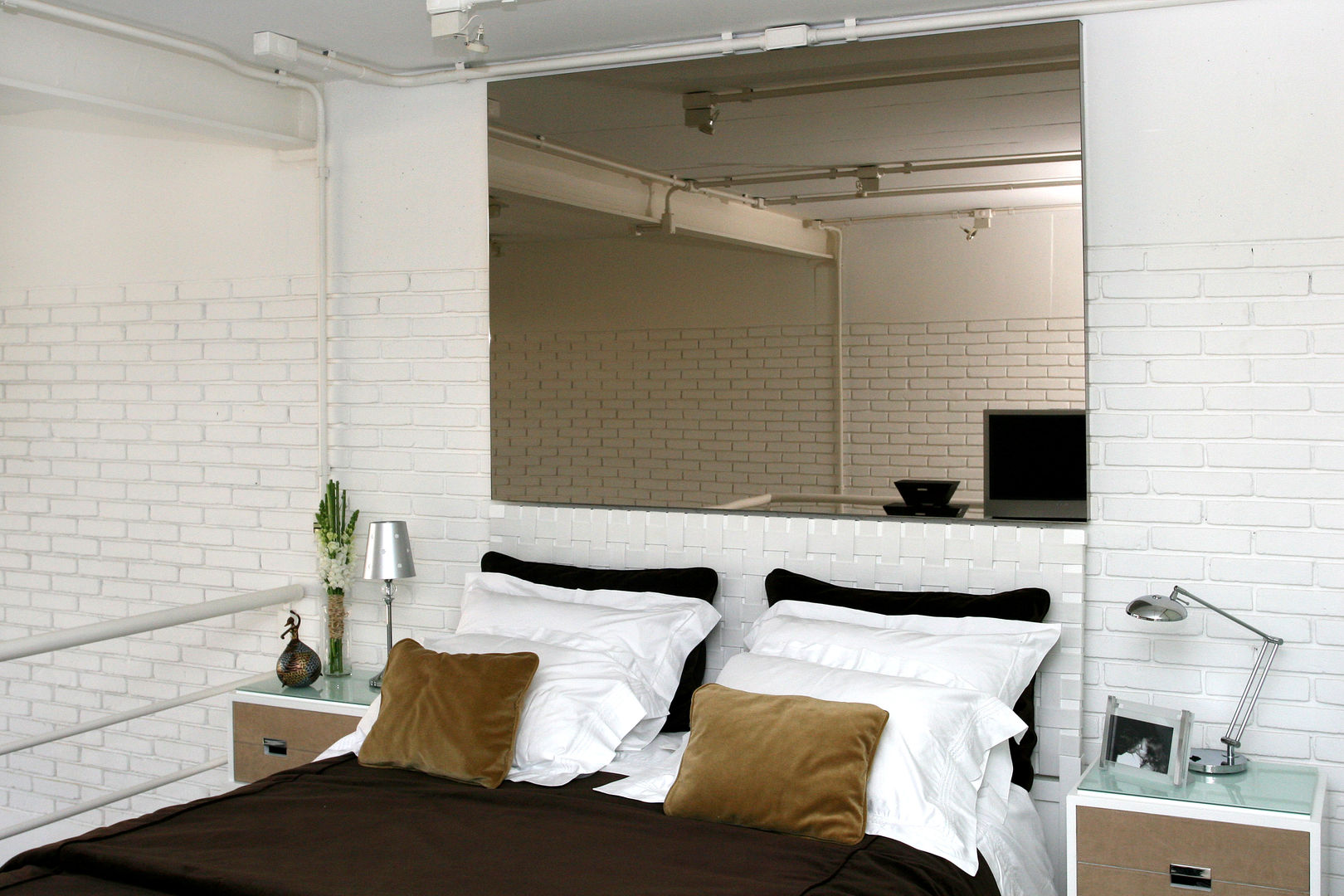 Loft Contemporâneo - Morumbi, Célia Orlandi por Ato em Arte Célia Orlandi por Ato em Arte Industrial style bedroom