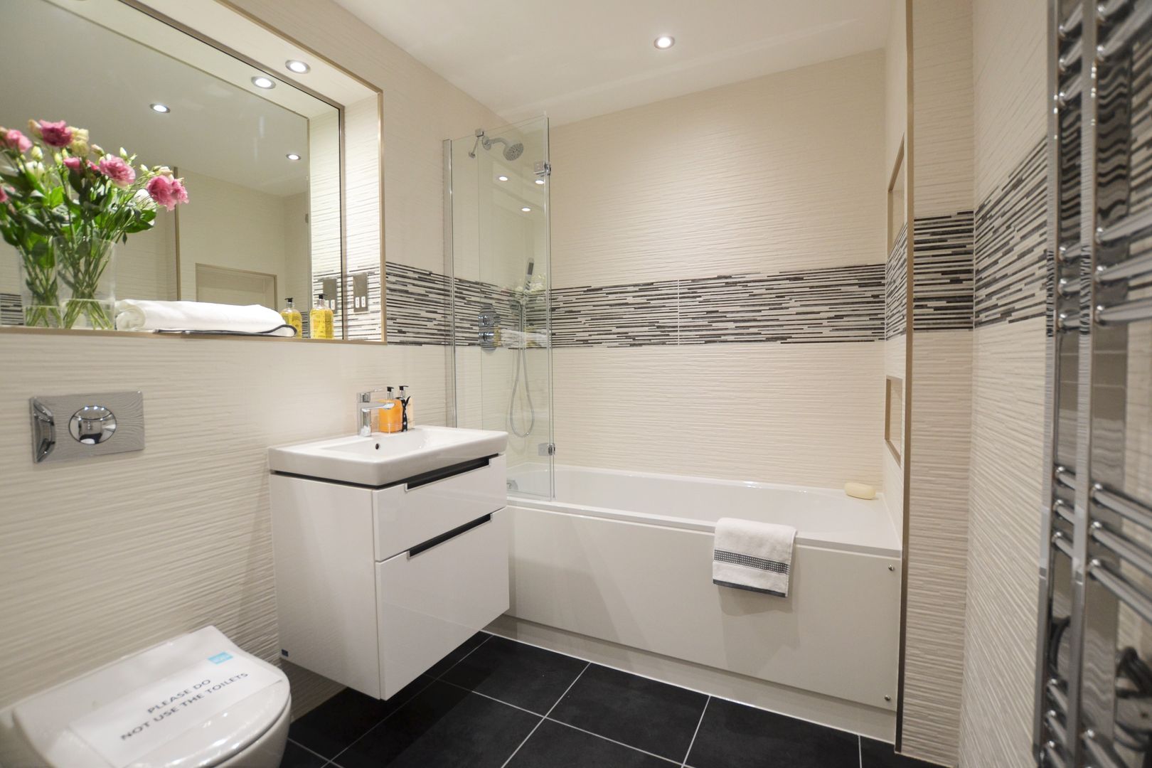 2 Bedroom Apartment, THE FRESH INTERIOR COMPANY THE FRESH INTERIOR COMPANY Minimalist style bathroom