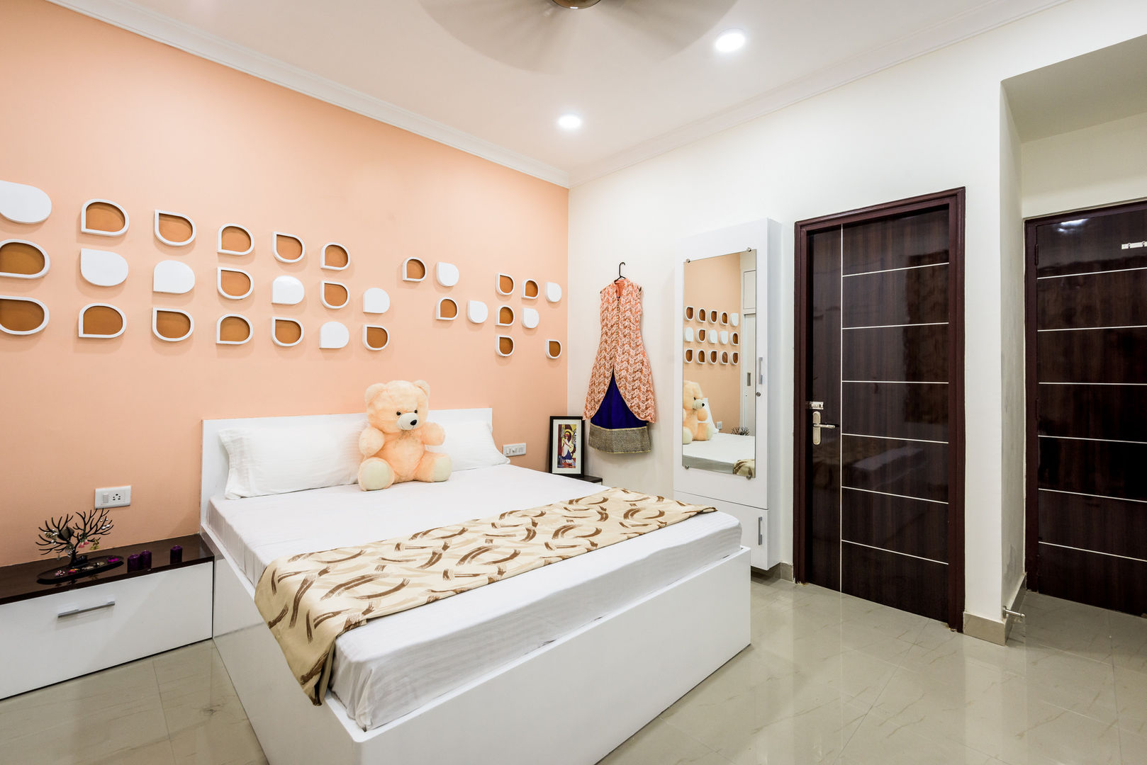 Interiors of Apartment at Parsvnath City Jodhpur, HGCG Architects HGCG Architects Nowoczesna sypialnia