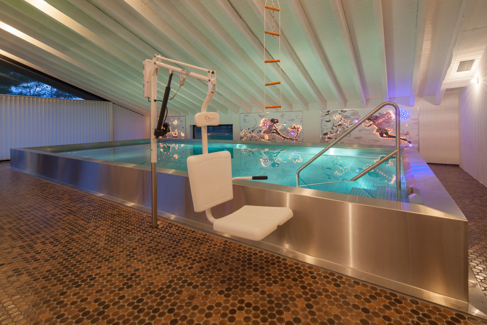 Elektrischer Lift für Menschen mit körperlicher Behinderung Hesselbach GmbH Moderner Spa Eisen/Stahl behindertenlift,pools,'