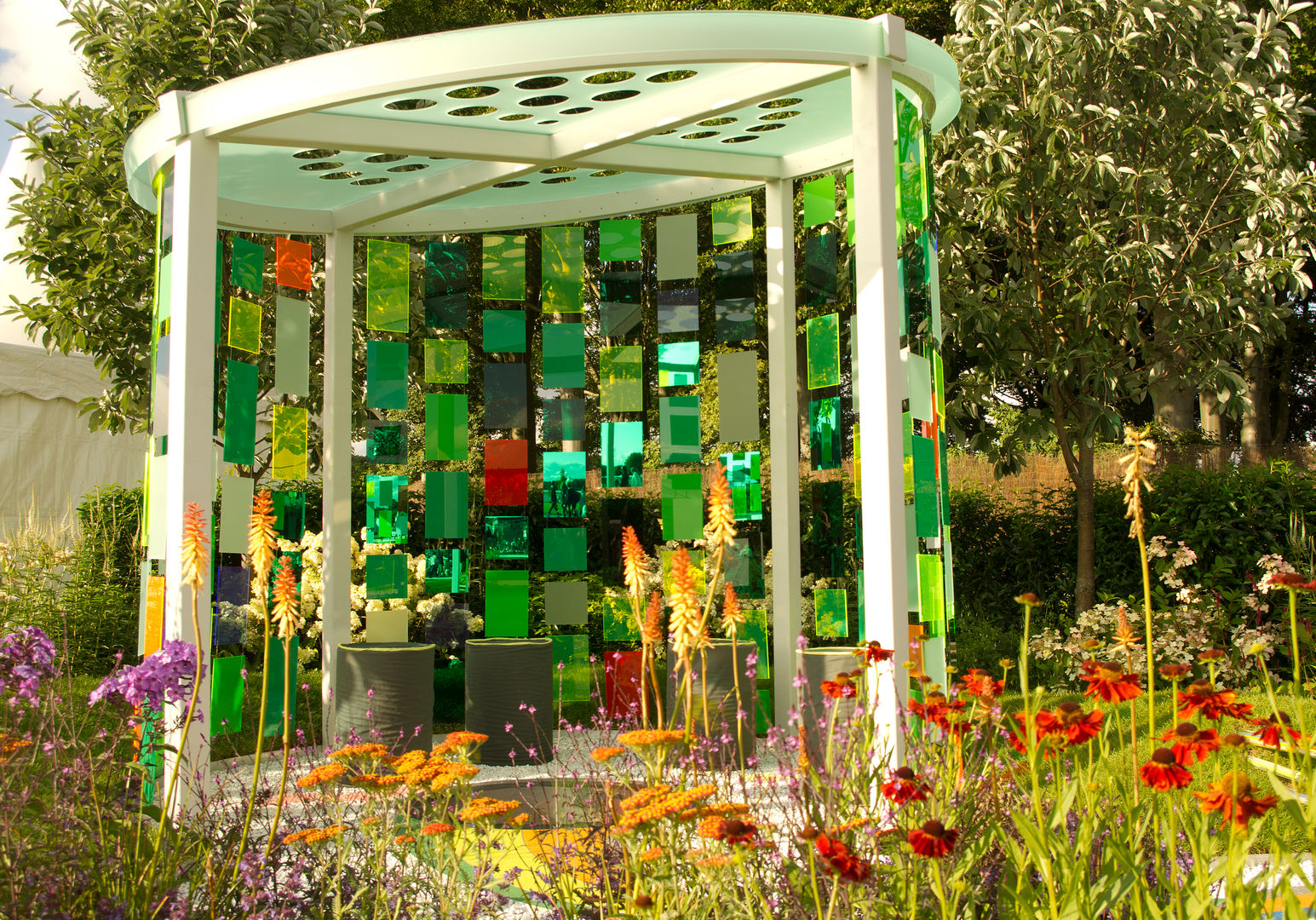 RHS Flower Show Tatton Park 2015 - Reflecting Photonics homify Jardines modernos