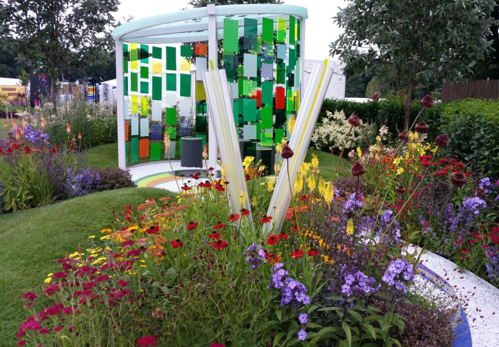 RHS Flower Show Tatton Park 2015 - Reflecting Photonics homify Jardines de estilo moderno