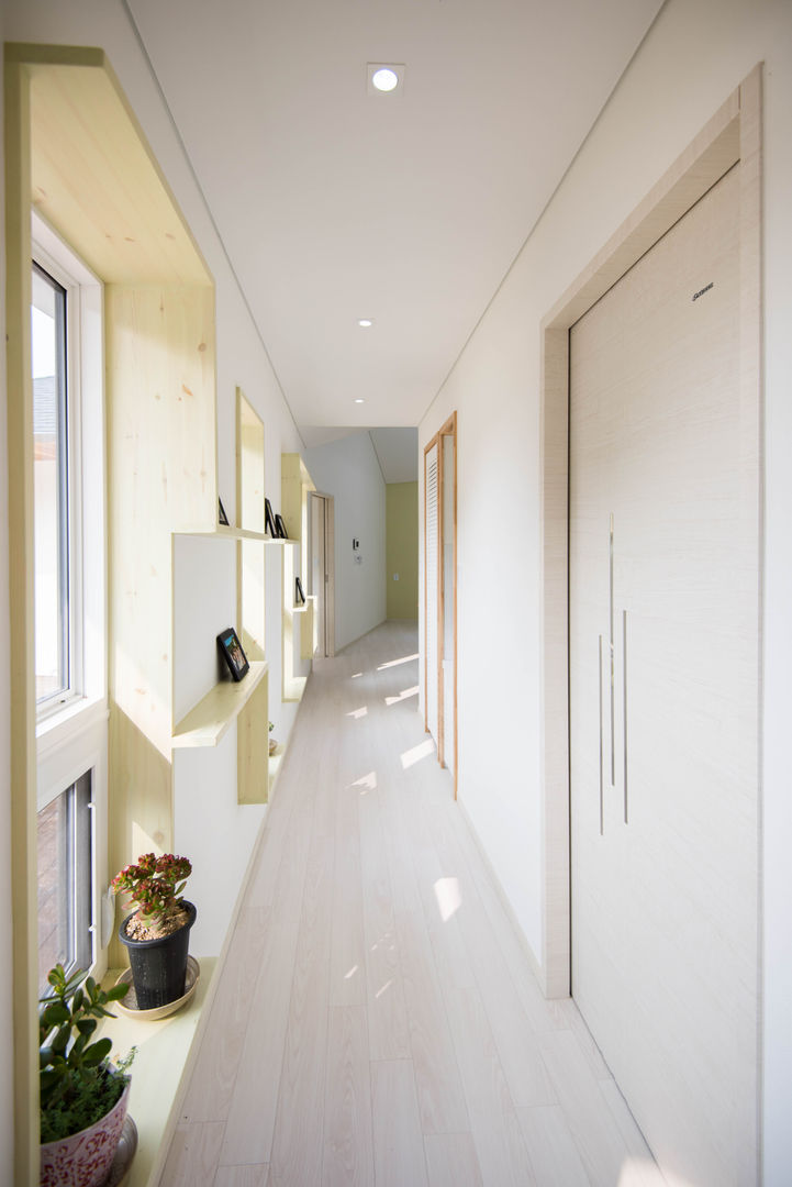 homify Modern Corridor, Hallway and Staircase