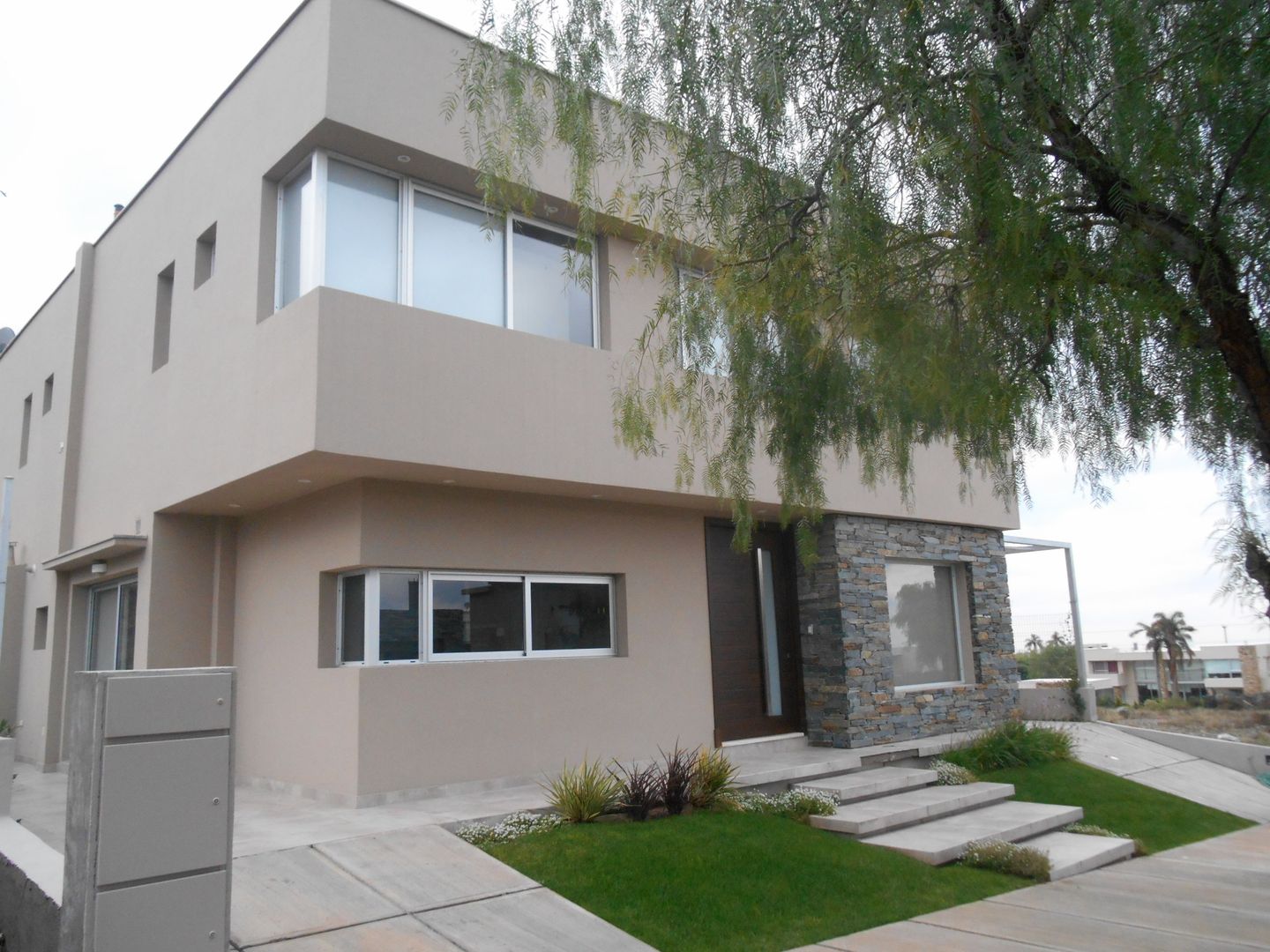 CASA DALVIAN LOS PUQUIOS, MABEL ABASOLO ARQUITECTURA MABEL ABASOLO ARQUITECTURA Modern Evler