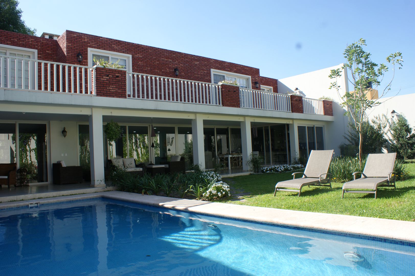 CASA VINTAGE ARQUIMIA ARQUITECTOS, Arquimia Arquitectos Arquimia Arquitectos Klassischer Balkon, Veranda & Terrasse