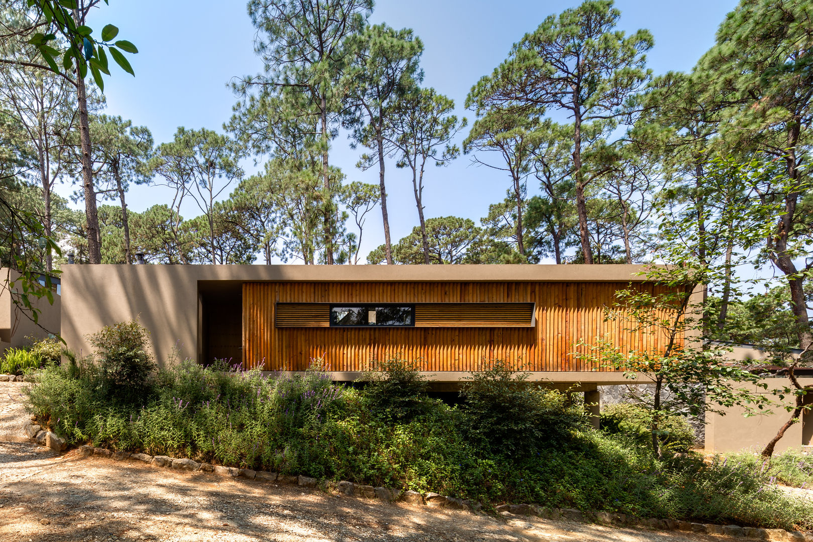 Fachada de acceso - Casa 2 Weber Arquitectos Casas de estilo escandinavo