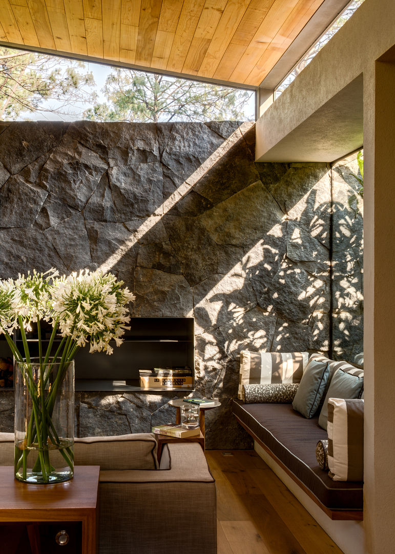 Detalle sala de estar - Casa 5 Weber Arquitectos Salas de estilo rural