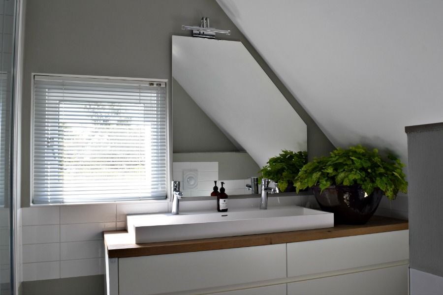 Vrijstaande Villa Heiloo, Atelier09 Atelier09 Landelijke badkamers kasten,Plant,Tik,aanrecht:,Kamerplant,Wasbak,Hout,Interieur ontwerp,Raam,architectuur