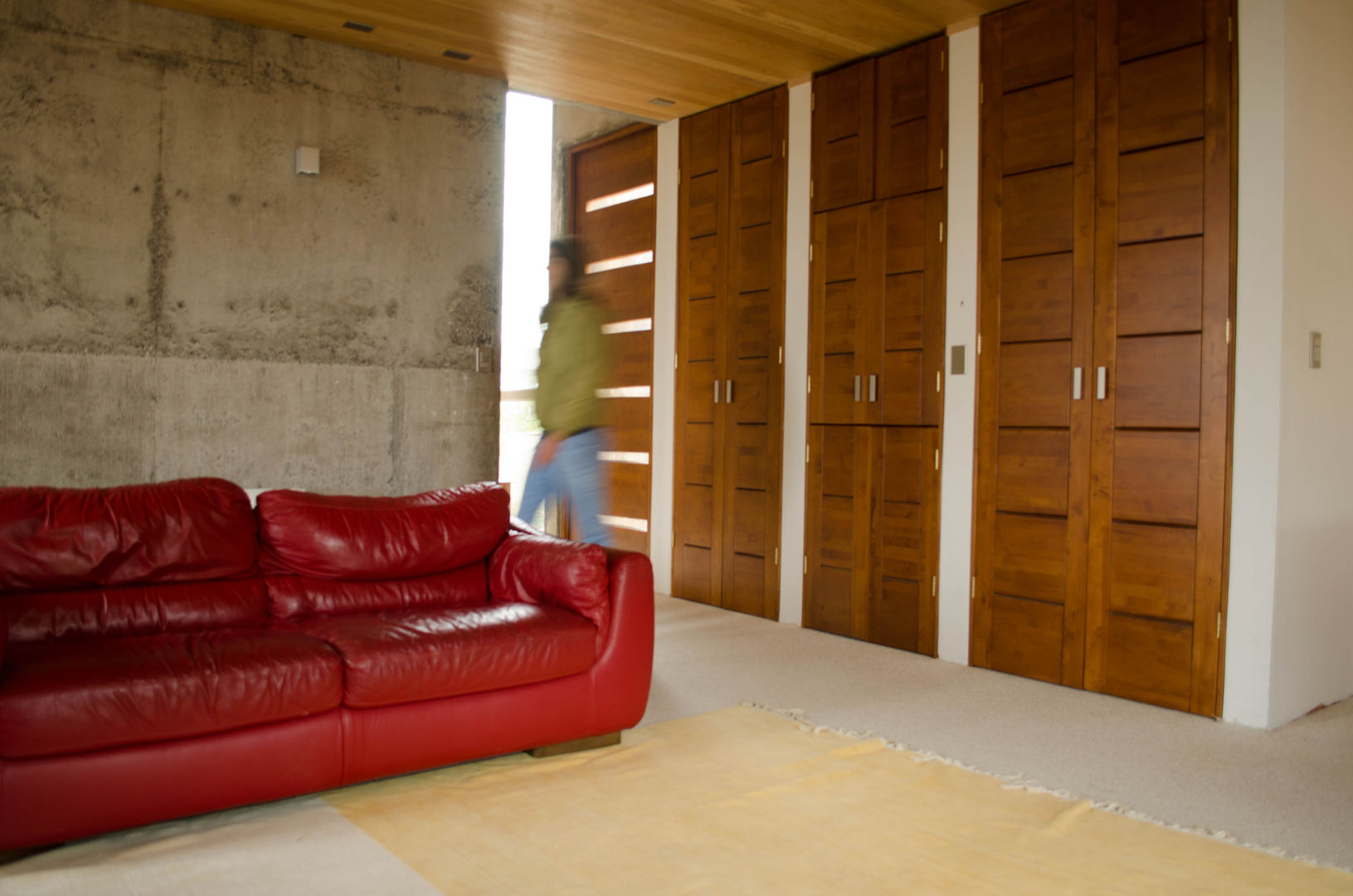 PUERTAS DE MADERA DE LENGA, Ignisterra S.A. Ignisterra S.A. Finestre & Porte in stile classico Legno Effetto legno