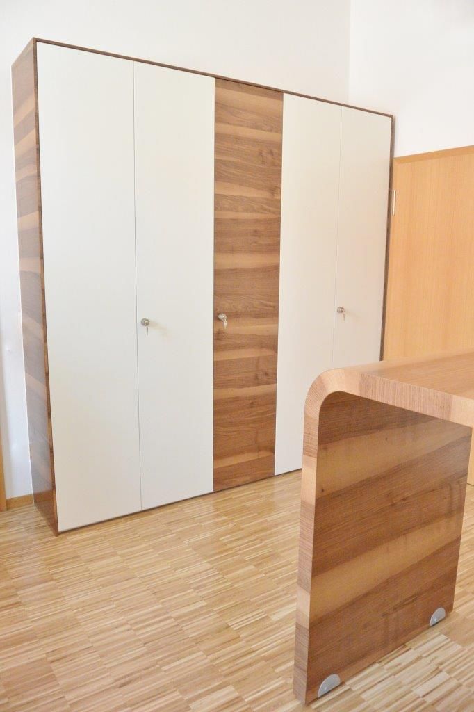 Büroeinrichtung und Sideboard in Nussbaum furniert mit drehbarem Stehtresen , Schreinerei Holzdesign Ralf Rapp Schreinerei Holzdesign Ralf Rapp Modern study/office Wood Wood effect