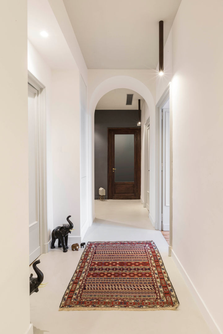 White and green, mg2 architetture mg2 architetture Modern Corridor, Hallway and Staircase