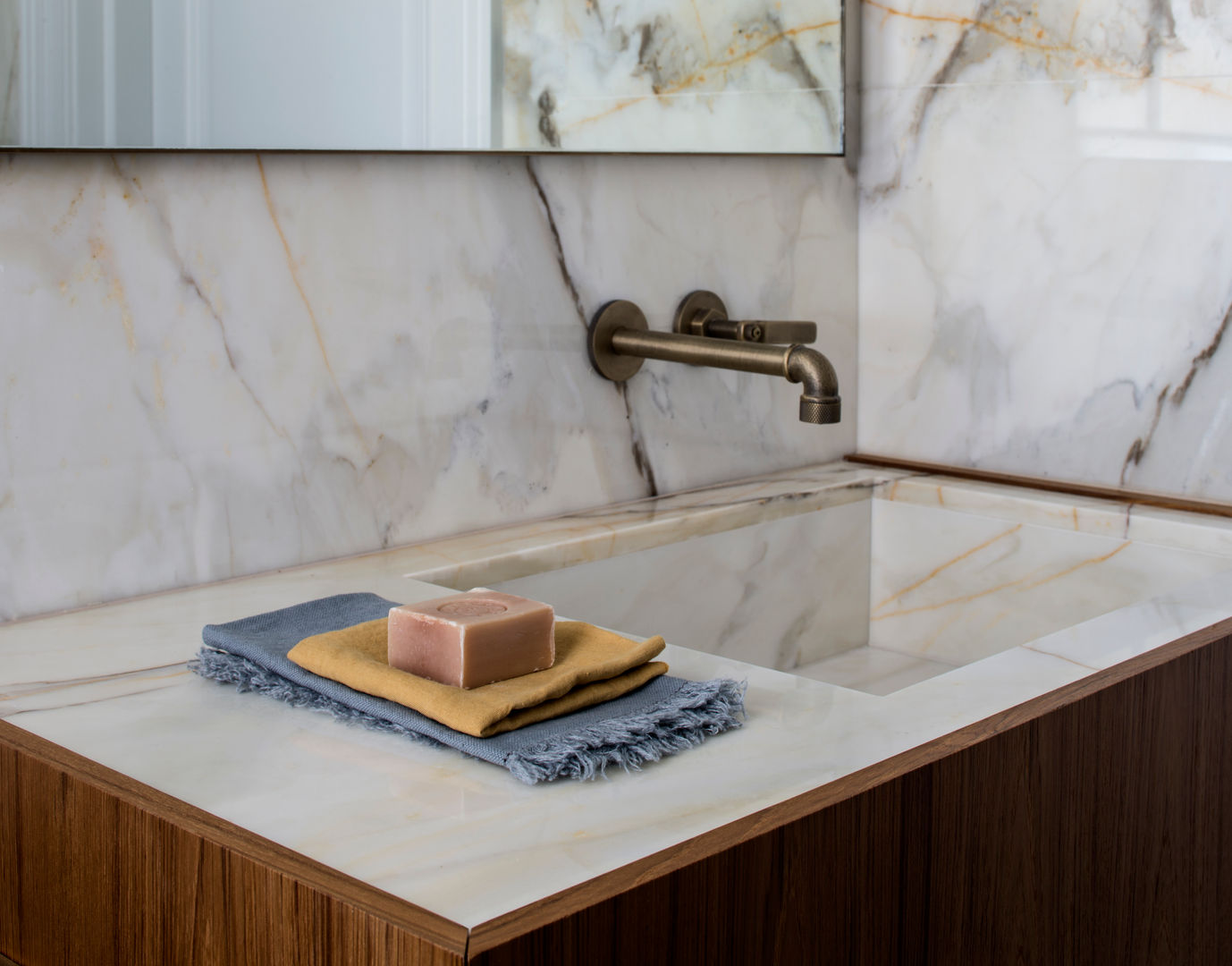 Guest Bathroom - Belsize Park Roselind Wilson Design Ванна кімната dream bathroom,industrial-look bathroom,natural stone,vintage brass taps,vintage brass taps