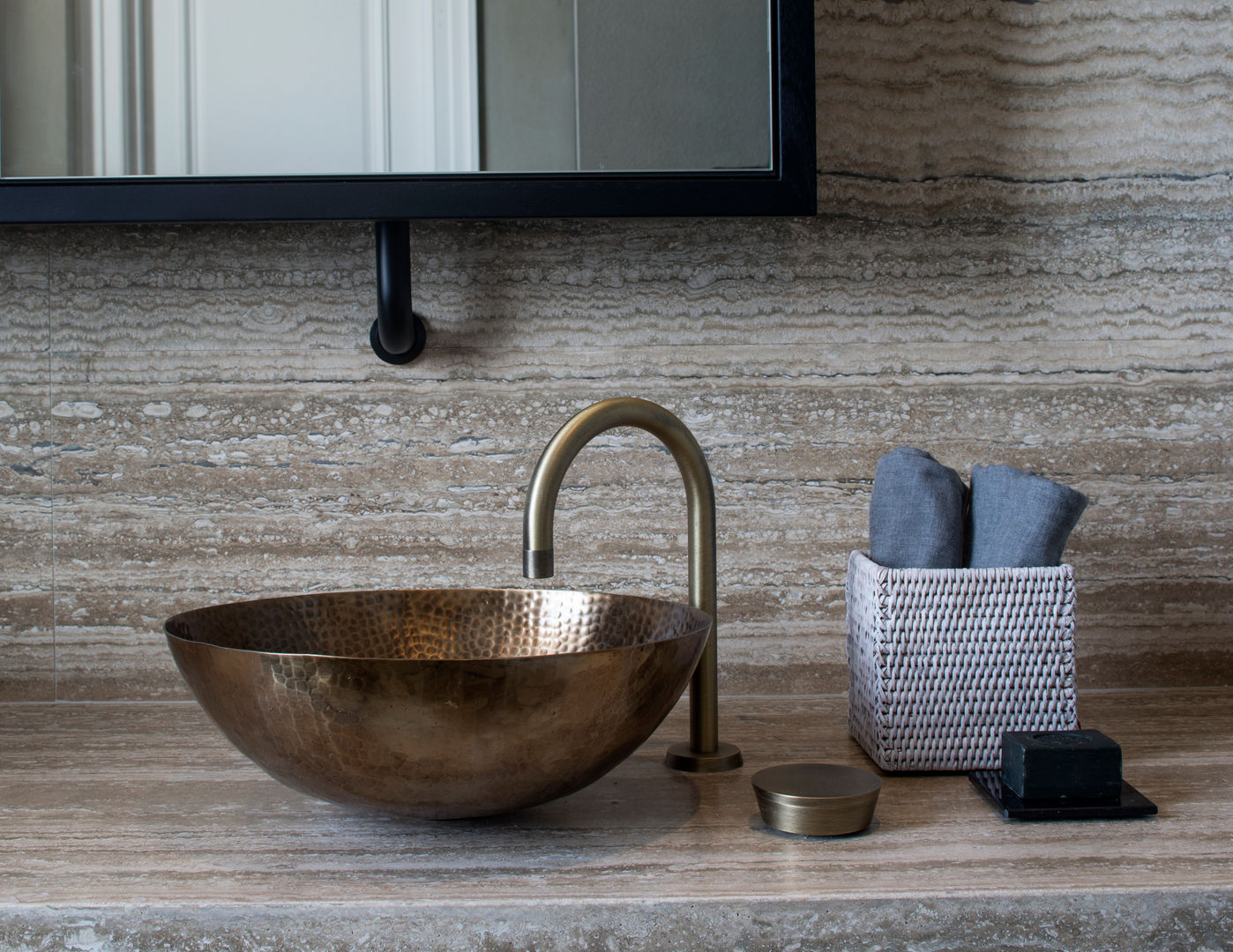 Master Bathroom - Belsize Park Roselind Wilson Design Banheiros modernos dream bathroom,industrial-look bathroom,natural stone,vintage brass taps,vanity focal point,vanity focal point