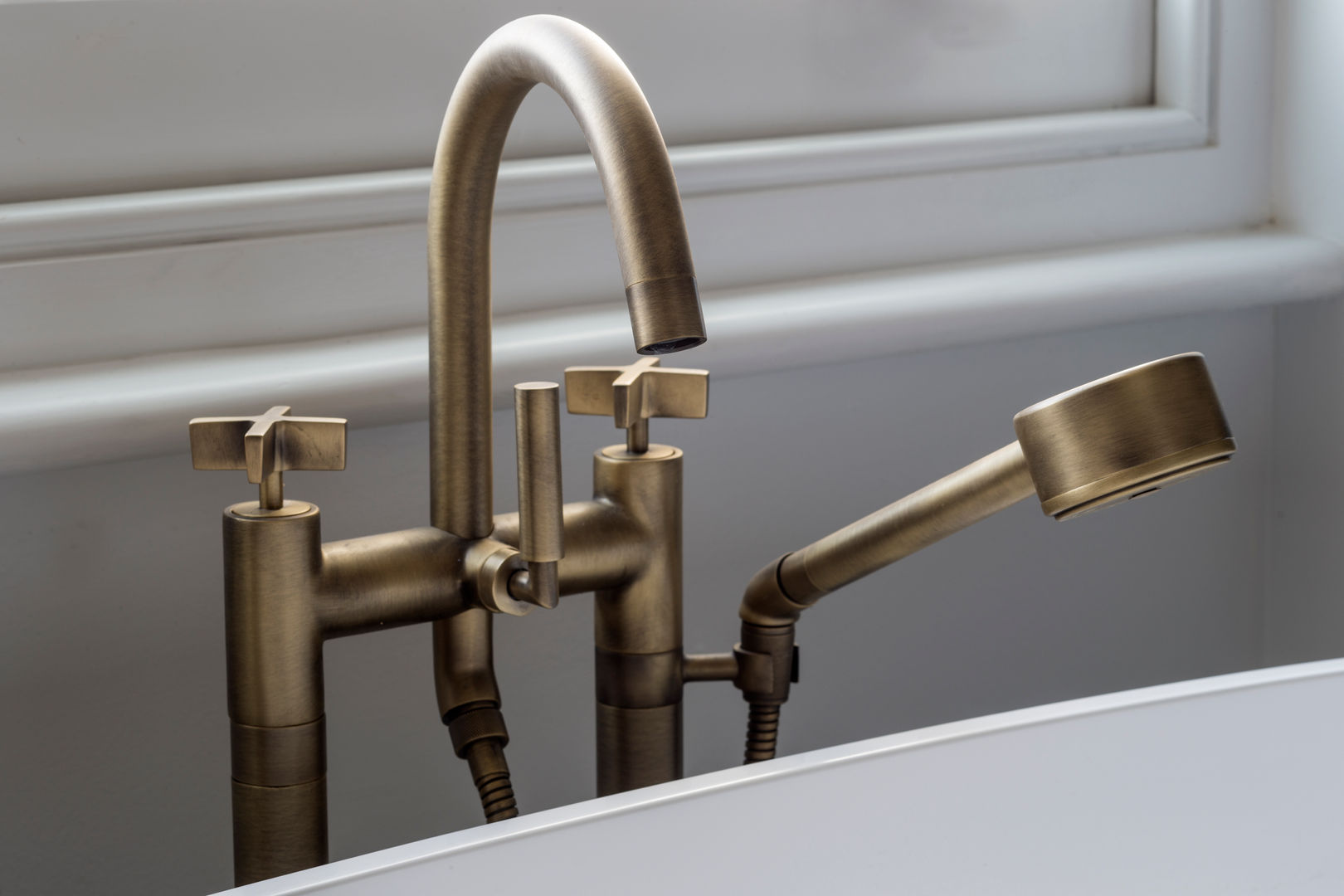 Master Bathroom - Belsize Park Roselind Wilson Design Baños modernos dream bathroom,industrial-look bathroom,vintage brass taps,vintage brass taps