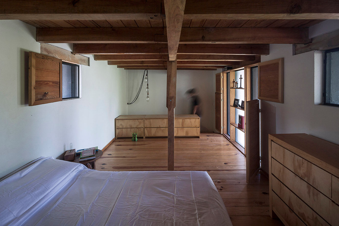 NIDO DE TIERRA, MORO TALLER DE ARQUITECTURA MORO TALLER DE ARQUITECTURA Rustic style bedroom Wood Wood effect