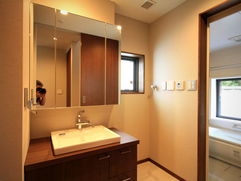 homify Modern bathroom Wood Wood effect