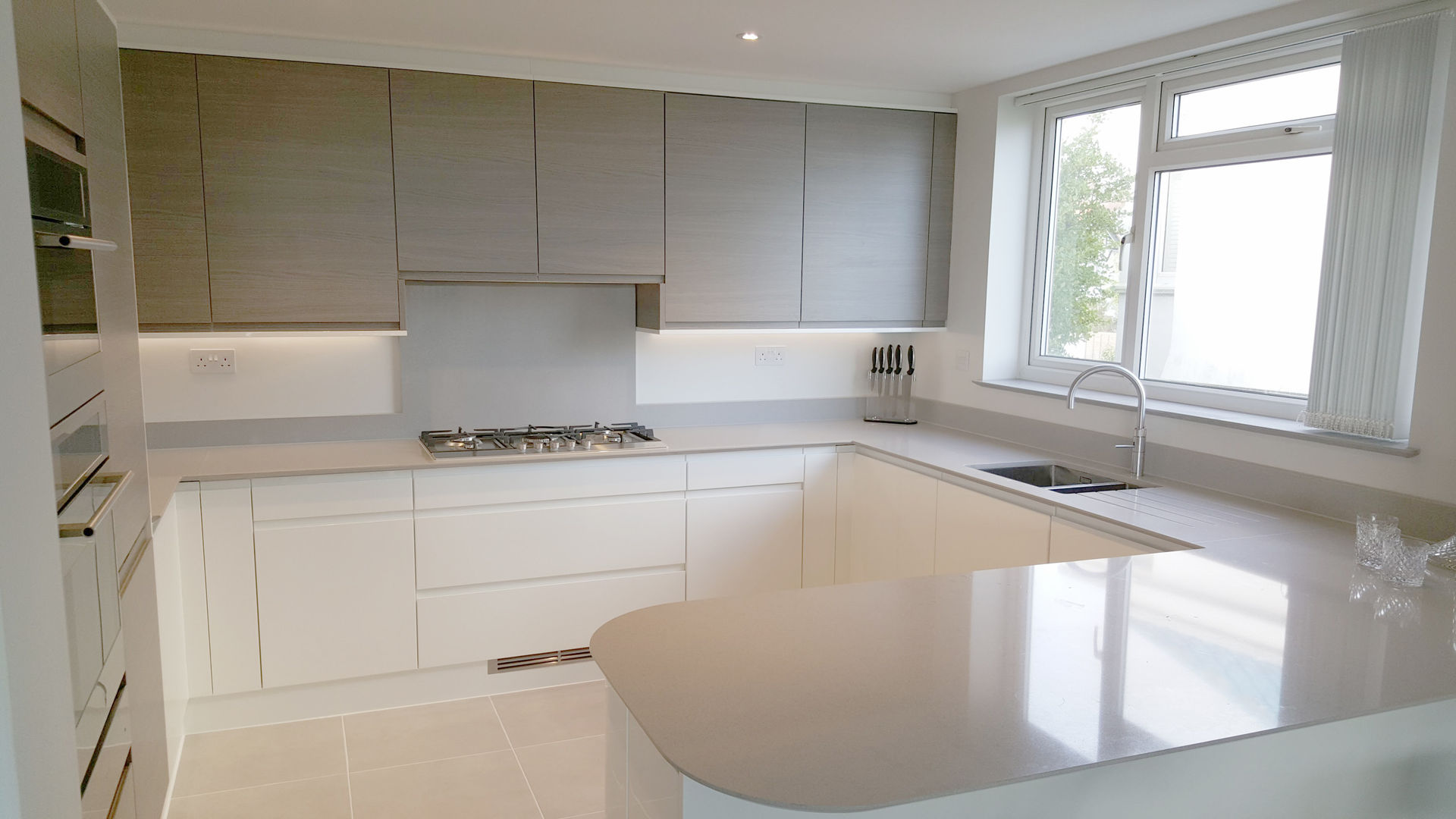 Warm Grey Oak and High Gloss Cream handleless kitchen, Meridien Interiors Ltd Meridien Interiors Ltd Modern kitchen