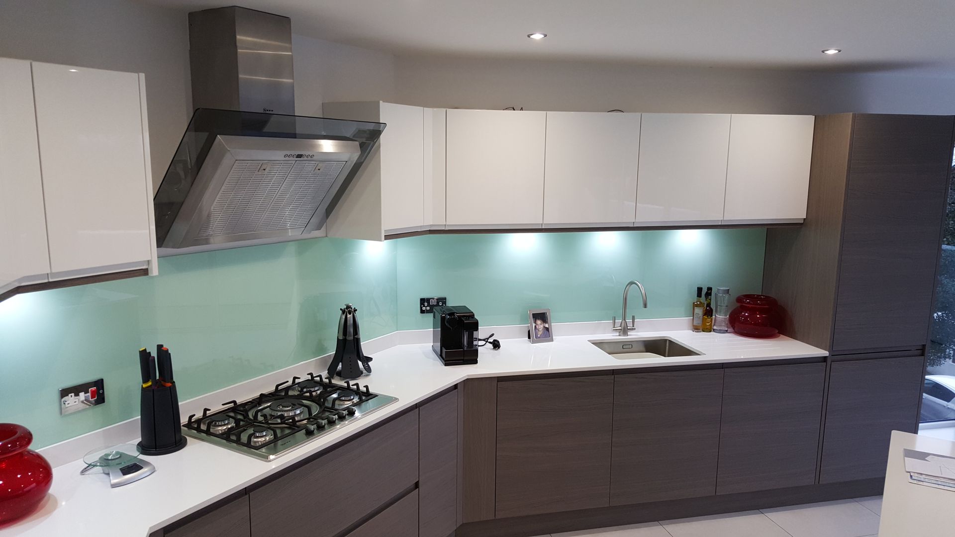 Modern Handleless White Gloss & Dark Elm Kitchen Door With White Quartz Worktop, Meridien Interiors Ltd Meridien Interiors Ltd モダンな キッチン