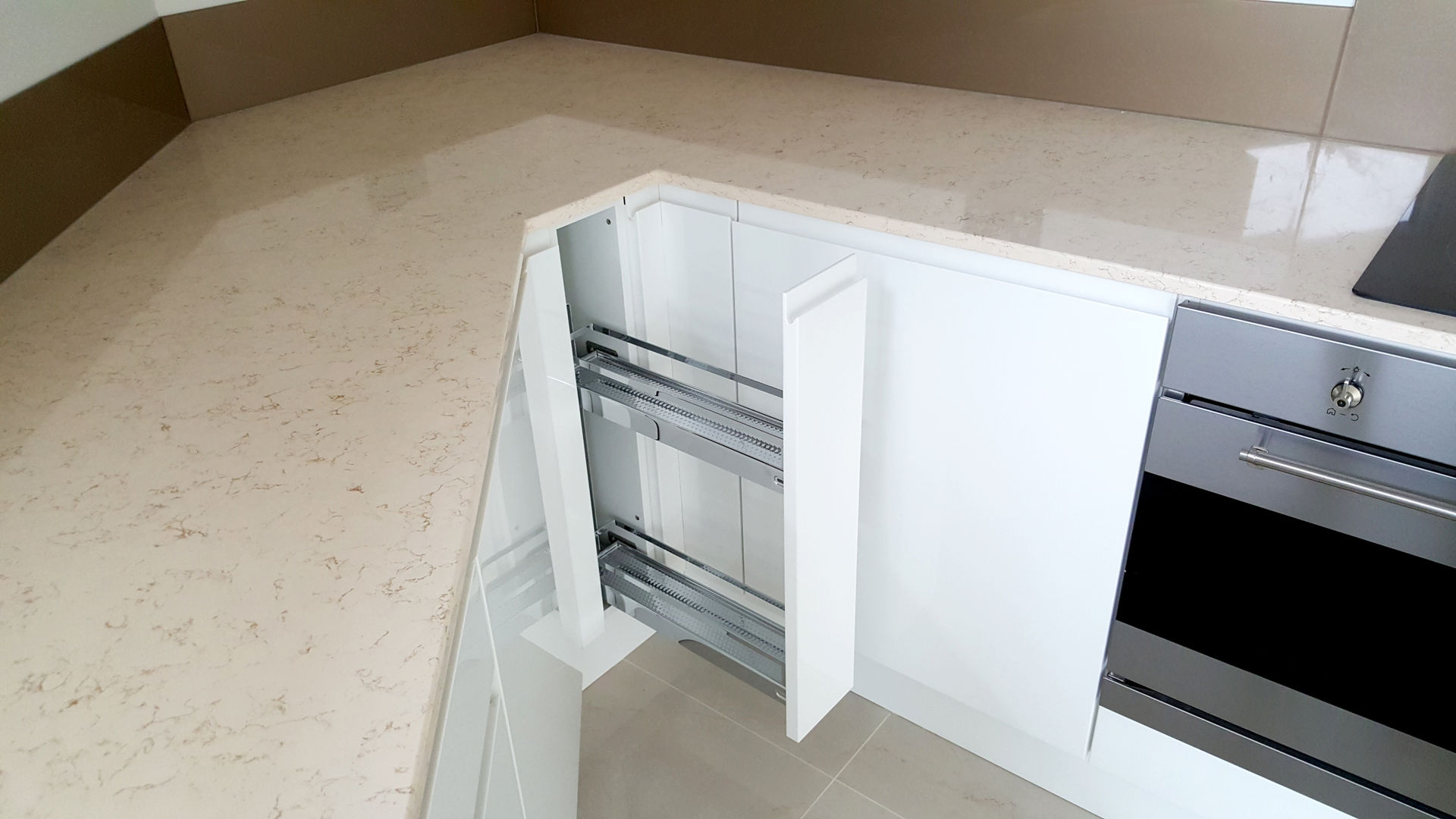 Internal Storage Meridien Interiors Ltd Cozinhas modernas