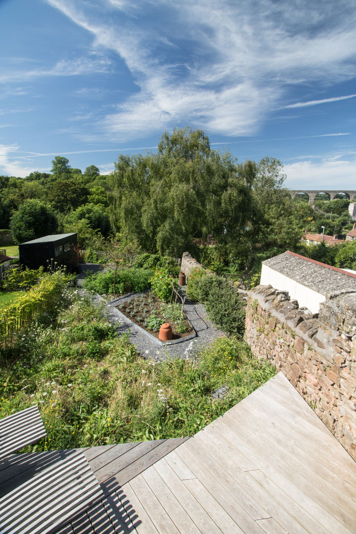 Miner's Cottage II: Garden design storey Jardines rústicos potager,contemporary cottage garden,contemporary cottage garden