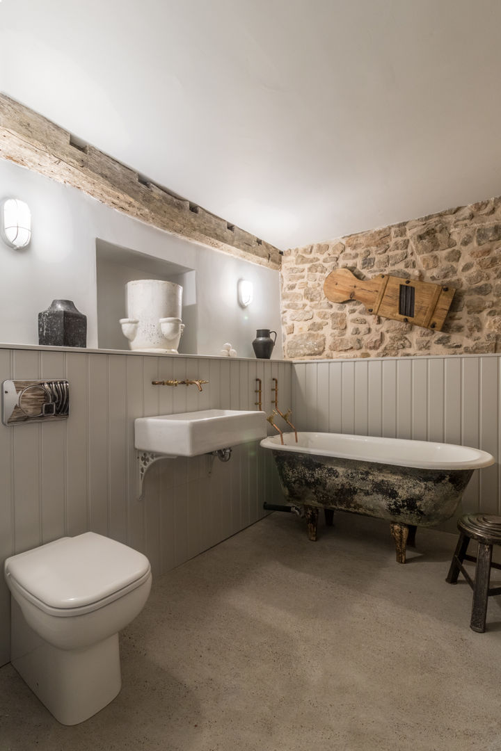 Miner's Cottage II: Master Bathroom design storey Bagno in stile rustico shabby chic bathroom