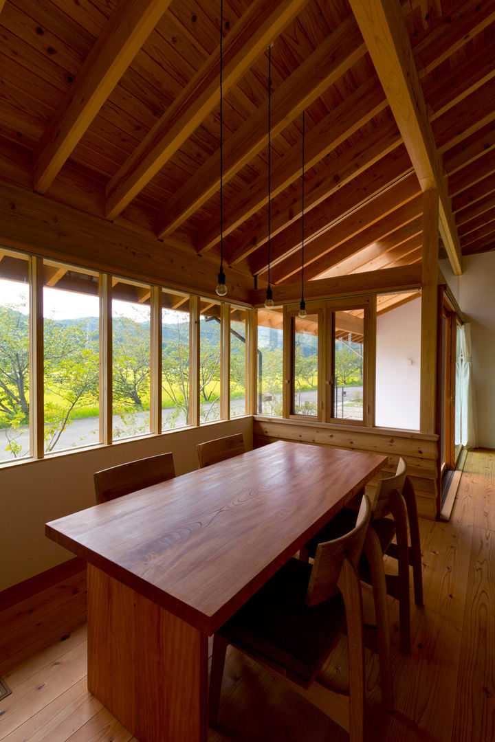 homify Dining room لکڑی Wood effect