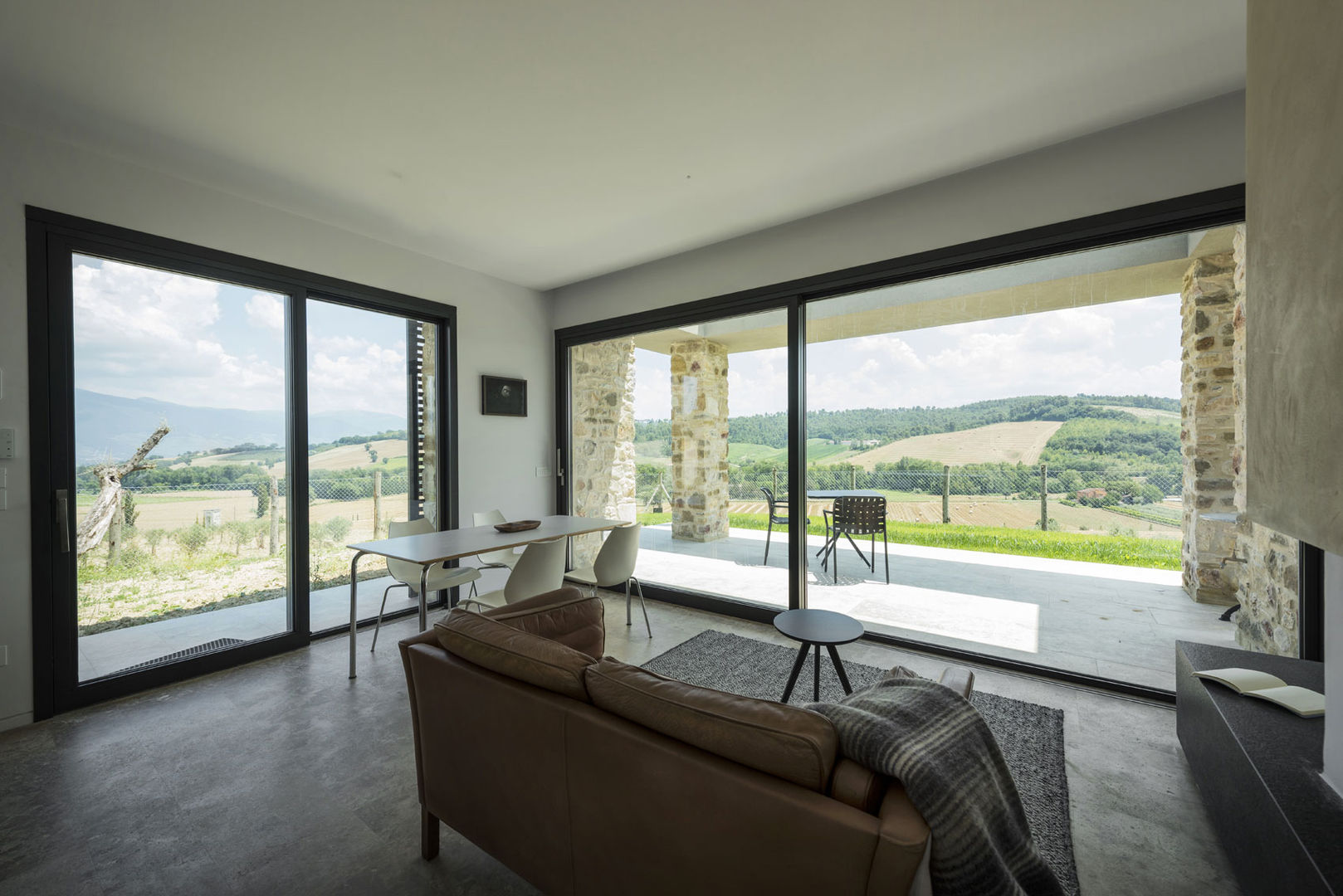 Ristrutturazione e ampliamento casale, GIAN MARCO CANNAVICCI ARCHITETTO GIAN MARCO CANNAVICCI ARCHITETTO Soggiorno moderno casolare,casale,ristrutturazione,umbria,architettura umbria,casale,ristrutturazione,umbria,architettura umbria