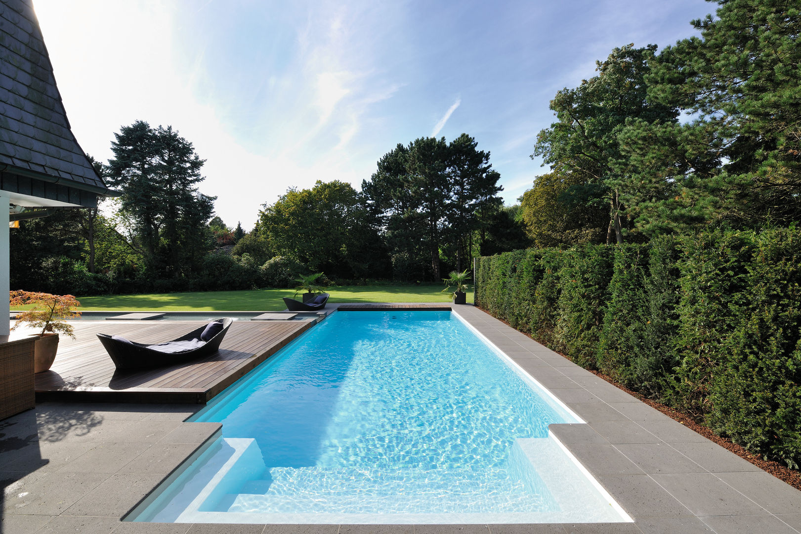 Mit dem besonderen Etwas - Ein Gartenpool mit Wasserlauf, Hesselbach GmbH Hesselbach GmbH Eclectische zwembaden