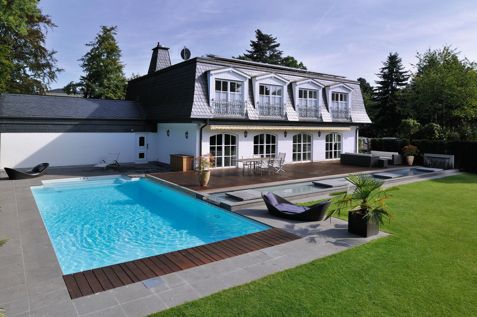 Blick auf den Außenbereich des modernen Hauses Hesselbach GmbH Ausgefallene Pools Pool,Gartenpool,Pools,Schwimmbecken,'
