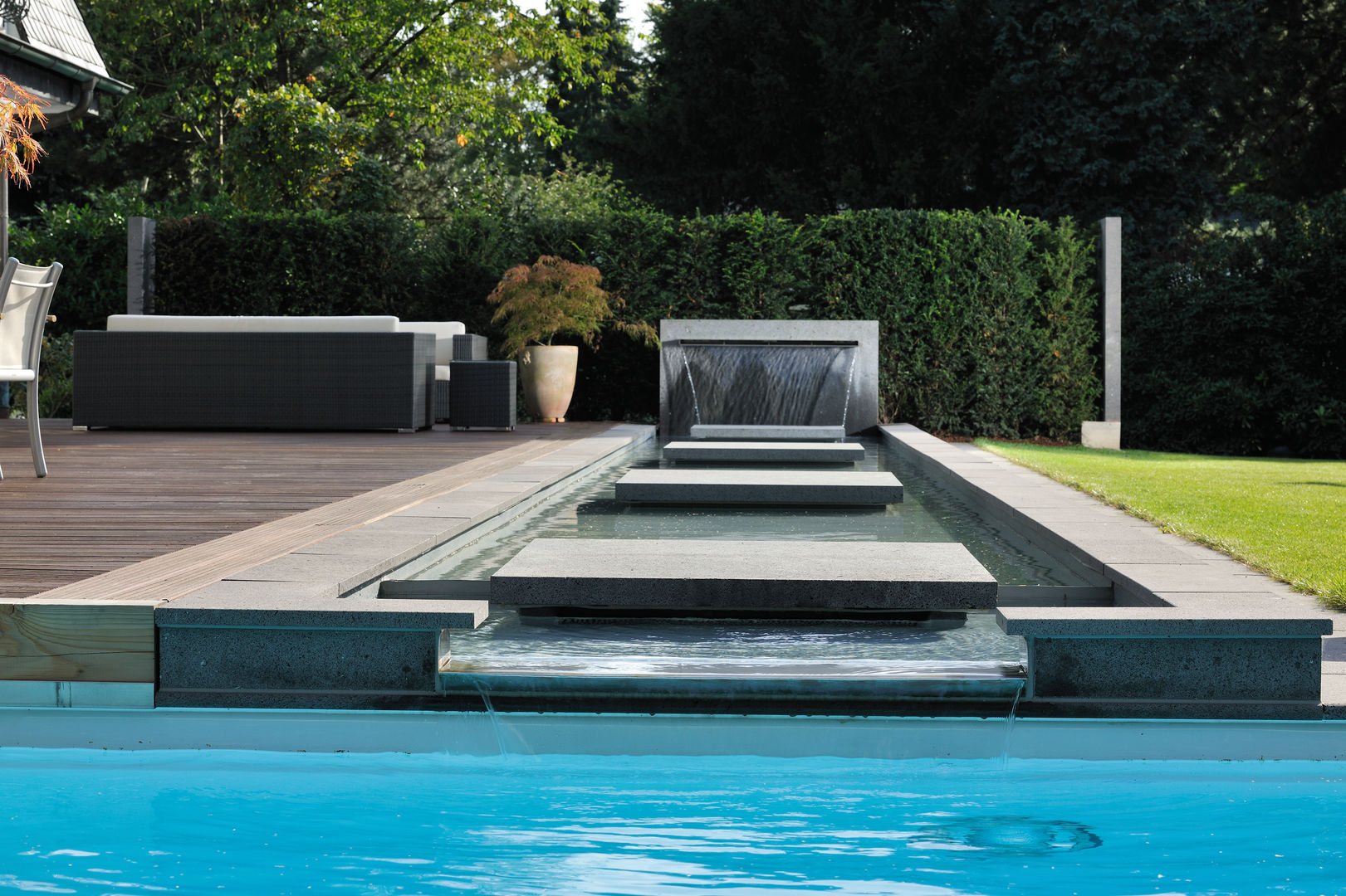 Mit dem besonderen Etwas - Ein Gartenpool mit Wasserlauf, Hesselbach GmbH Hesselbach GmbH Jardines eclécticos