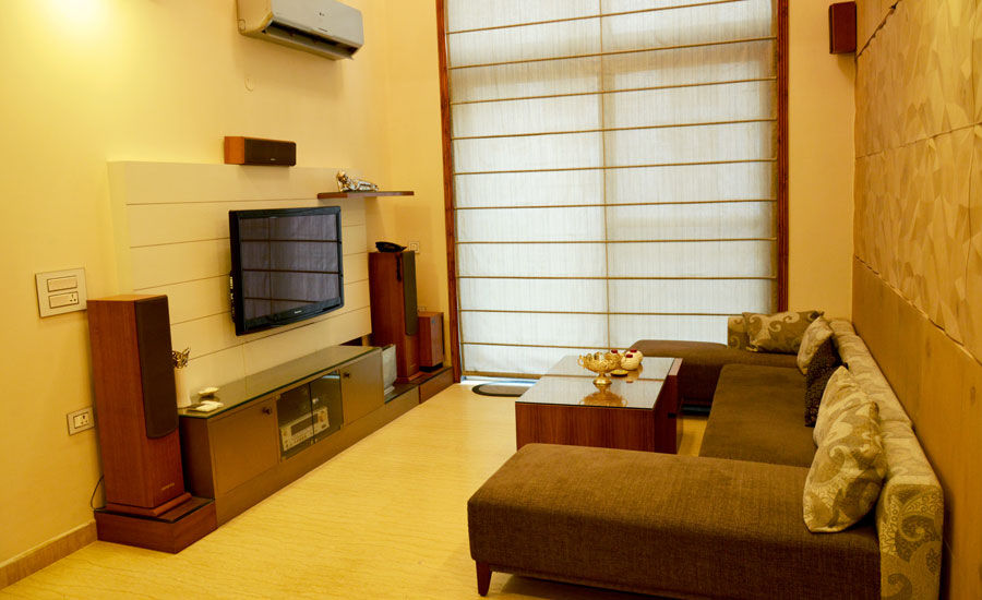 Mehra Residence, StudioEzube StudioEzube Modern living room Wood Beige Furniture,Property,Cabinetry,Building,Table,Television,Comfort,Interior design,Wood,Couch