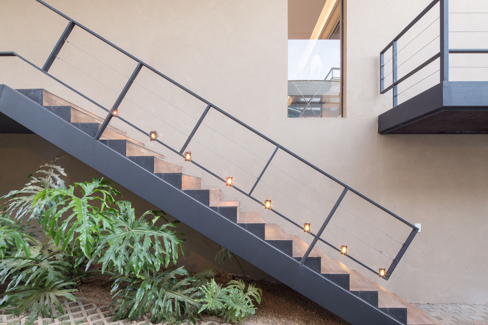 homify Pasillos, vestíbulos y escaleras modernos