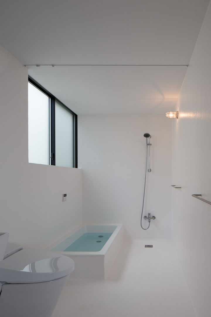 求院の家, ハルナツアーキ ハルナツアーキ Minimal style Bathroom