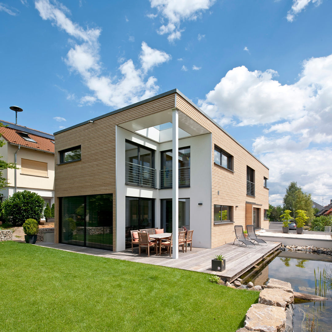 Filigrane Architektur trifft ökologische und modernste Technik, KitzlingerHaus GmbH & Co. KG KitzlingerHaus GmbH & Co. KG บ้านและที่อยู่อาศัย ไม้เอนจิเนียร์ Transparent