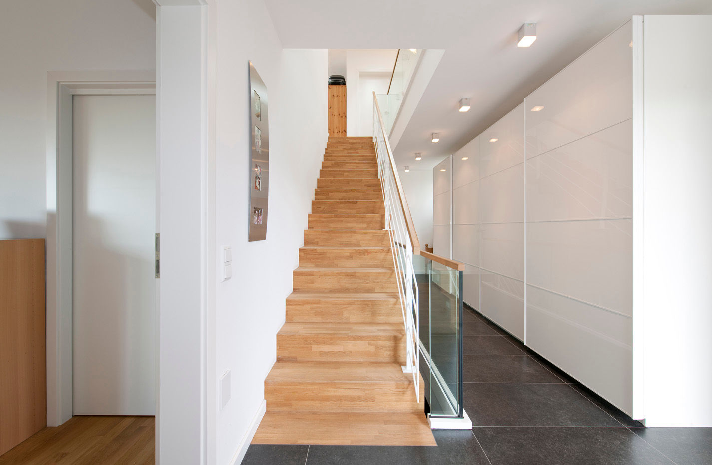 Filigrane Architektur trifft ökologische und modernste Technik, KitzlingerHaus GmbH & Co. KG KitzlingerHaus GmbH & Co. KG Modern corridor, hallway & stairs لکڑی Wood effect