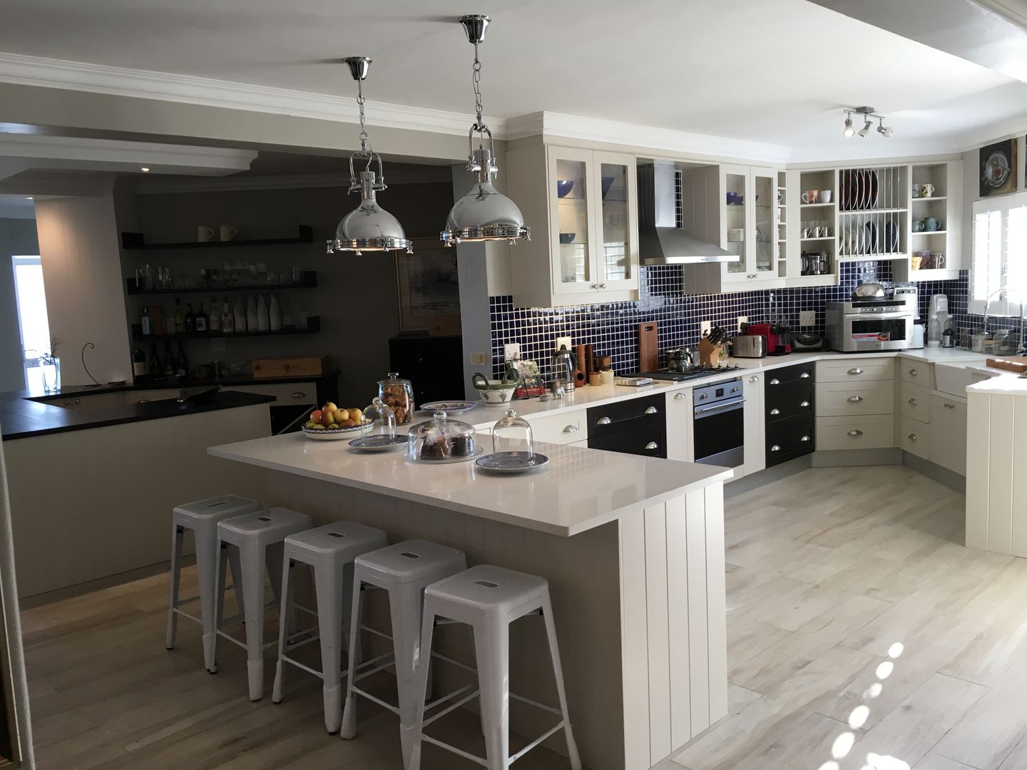 De Kelders Residence Hermanus Western Cape CS DESIGN Modern kitchen Kitchen in blues and white