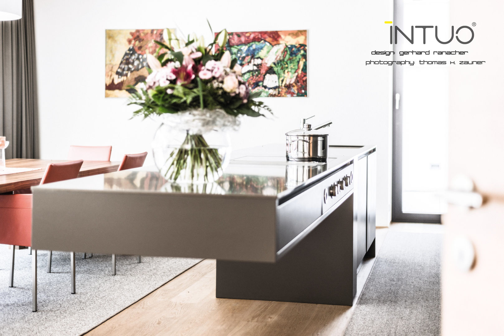 Minimalist Tyrol kitchen in grey and mellow wood., Intuo Intuo Cocinas de estilo minimalista