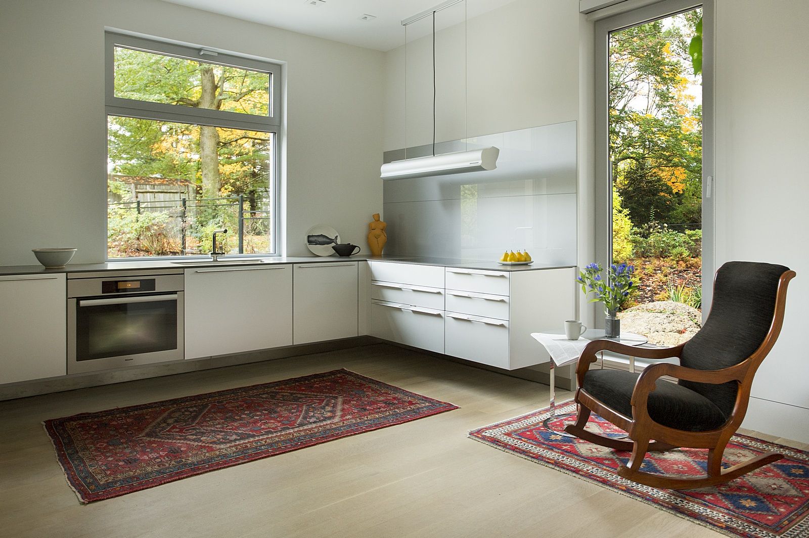 Modern floating kitchen with glass backsplash ZeroEnergy Design Modern kitchen