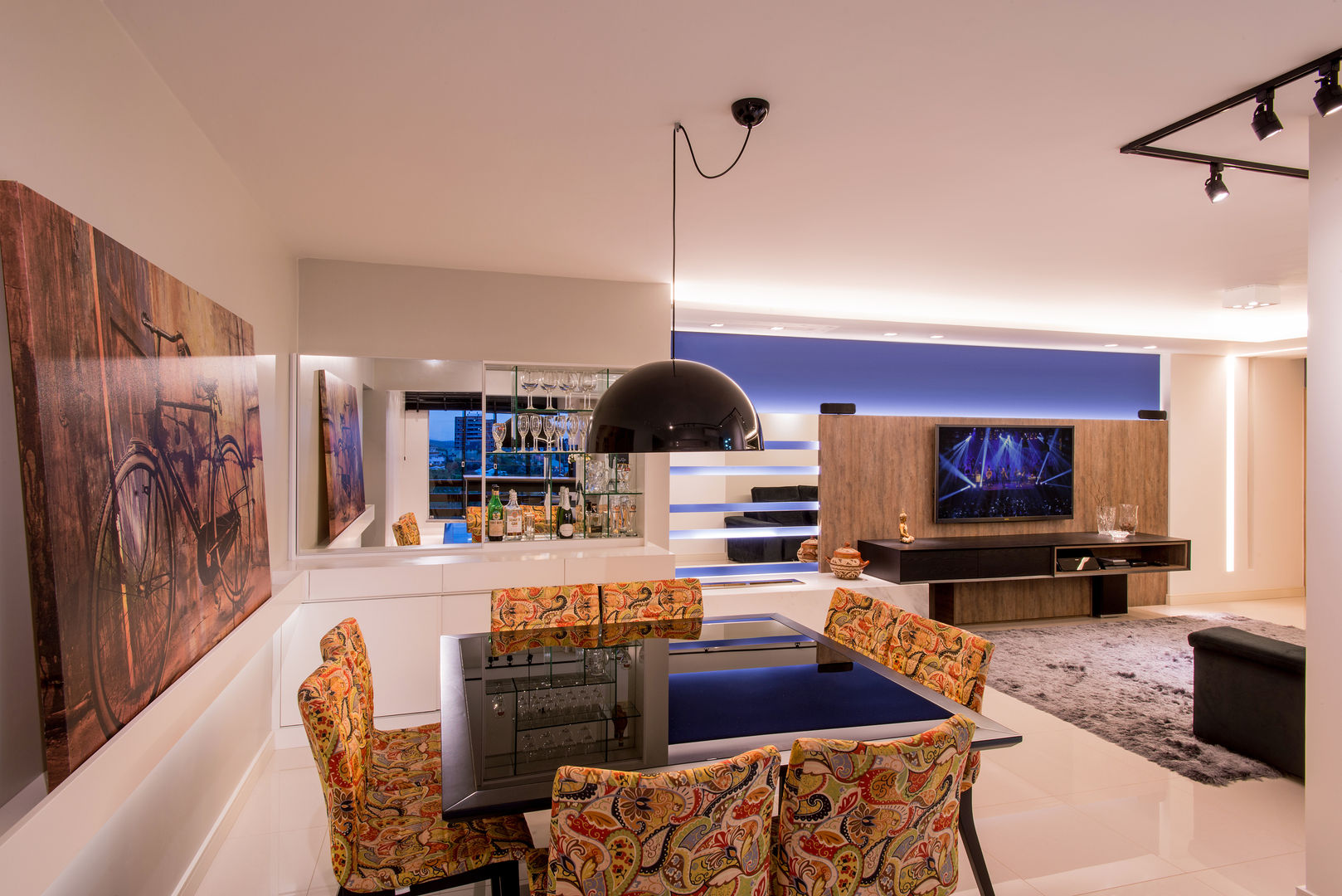 Deu azul, Caroline Vargas | C. Arquitetura Caroline Vargas | C. Arquitetura Moderne Esszimmer